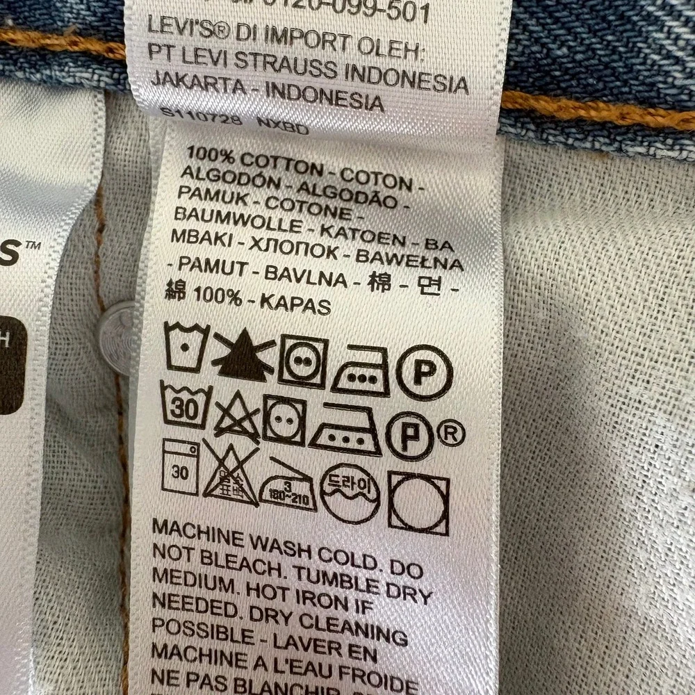 Levis 469 Loose Fit Denim Shorts Mens 52 Light Wash Cut Off Raw Hem 54791-0009